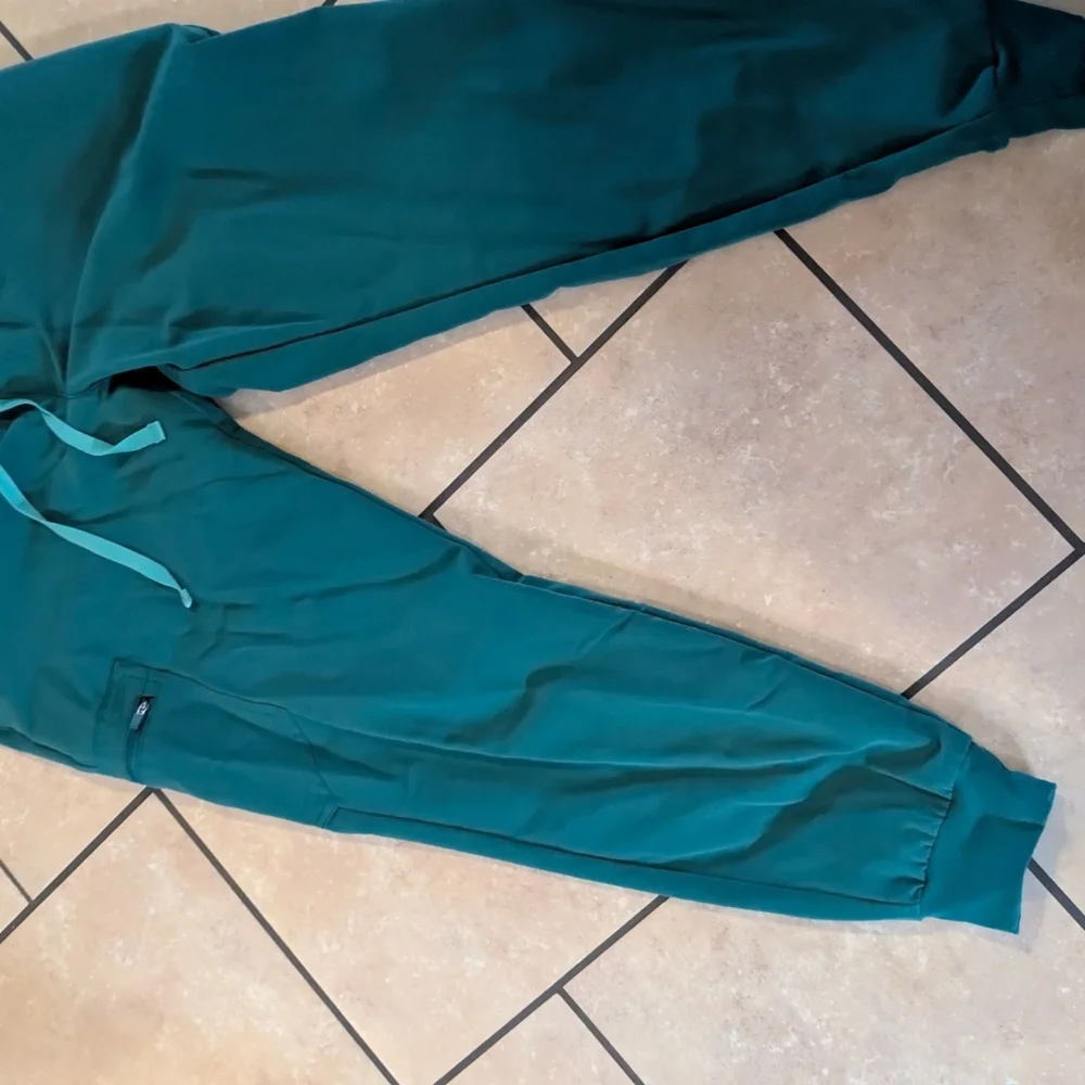 Figs Hunter Green Like New Size Large With Jogger Pants Scrub Set - Picture 3 of 5